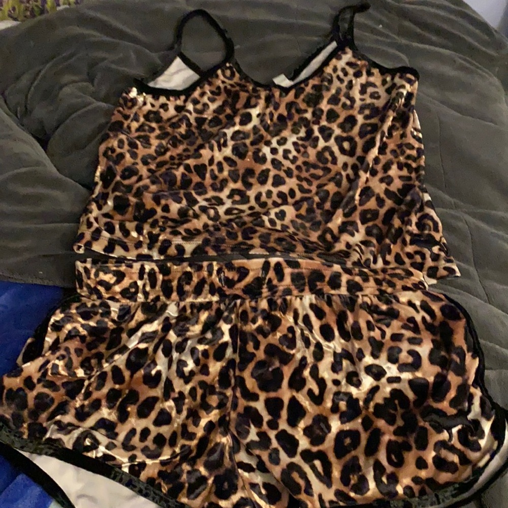 Nwot pink vs cheetah velvet rare set medium